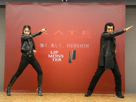 親子２人で変身する天翔天音（左）と藤岡弘、