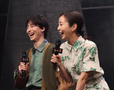 笑顔を見せる高杉真宙（左）と木南晴夏（撮影・佐々木彰尚）