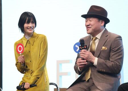 クイズに答える橋本愛（左）と佐藤二朗（撮影・佐々木彰尚）