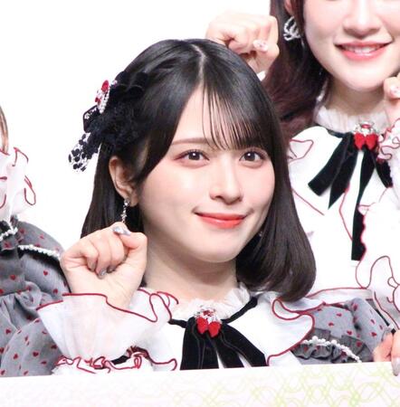 ポーズを決める＝ＬＯＶＥの佐々木舞香