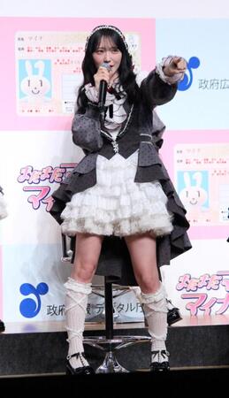 ポーズを決める＝ＬＯＶＥの野口衣織