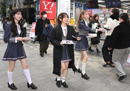 ビラを配る（左から）ＡＫＢ４８・八木愛月、倉野尾成美、千葉恵里＝秋葉原（撮影・持木克友）＝秋葉原（撮影・持木克友）