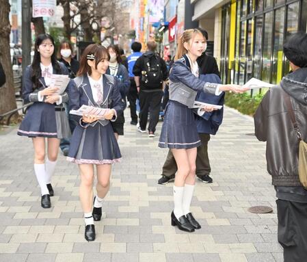ビラを配る（左から）ＡＫＢ４８・八木愛月。倉野尾成美、八木愛月＝秋葉原（撮影・持木克友）