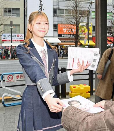 ビラを配る）ＡＫＢ４８千葉恵里＝秋葉原（撮影・持木克友）＝秋葉原（撮影・持木克友）