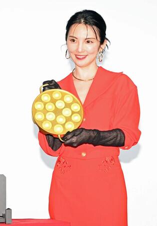 黄金のたこ焼き器を手に笑顔の田中麗奈＝ＴＯＨＯシネマズ六本木（撮影・持木克友）