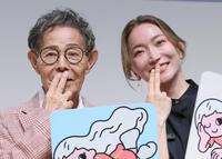 「加トちゃんペッ」をそろって披露する加藤茶（左）と綾菜夫妻＝東京・ＷＩＴＨ　ＨＡＲＡＪＵＫＵ　３Ｆ　ＨＡＬＬ（撮影・棚橋慶太）