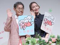 手を振る加藤茶（左）と綾菜夫妻（撮影・棚橋慶太）