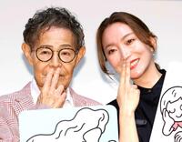 　「加トちゃんペッ！」をそろって披露する加藤茶（左）と綾菜夫妻（撮影・棚橋慶太）