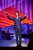 地元の公演で笑顔を見せる青山新