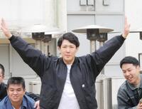 写真撮影でフラッシュモブの最初のポーズを全力で披露する青山フォール勝ち（中央）