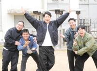 ノリノリでポーズを決める（左から）和田まんじゅう、アタック西本、青山フォール勝ち、岸健之助、かみちぃ