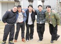 肩を組む（左から）和田まんじゅう、アタック西本、青山フォール勝ち、岸健之助、かみちぃ