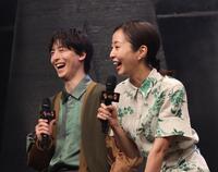 笑顔を見せる高杉真宙（左）と木南晴夏（撮影・佐々木彰尚）