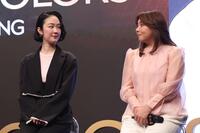 顔をあわせる黒木華（左）と野呂佳代（撮影・佐々木彰尚）