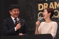 本郷奏多の発言に困る伊藤利尋（左）と山﨑夕貴の両アナウンサー（撮影・佐々木彰尚）