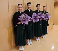 宝塚音楽学校第１１２期卒業式で（左から）首席の國宗美花さん、赤井七海さん、小寺環菜さん、吉田今日花さんら成績上位者