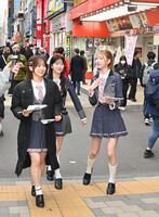 ビラを配る（左から）ＡＫＢ４８・倉野尾成美、八木愛月、千葉恵里＝秋葉原（撮影・持木克友）