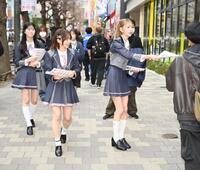 ビラを配る（左から）ＡＫＢ４８・八木愛月。倉野尾成美、八木愛月＝秋葉原（撮影・持木克友）