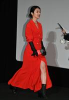 真っ赤な服で舞台あいさつに登壇する田中麗奈（撮影・持木克友）