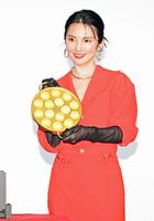 黄金のたこ焼き器を手に笑顔の田中麗奈＝ＴＯＨＯシネマズ六本木（撮影・持木克友）