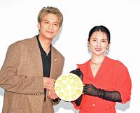 黄金のたこ焼き器を手に笑顔の森崎ウィン（左）と田中麗奈＝ＴＯＨＯシネマズ六本木（撮影・持木克友）