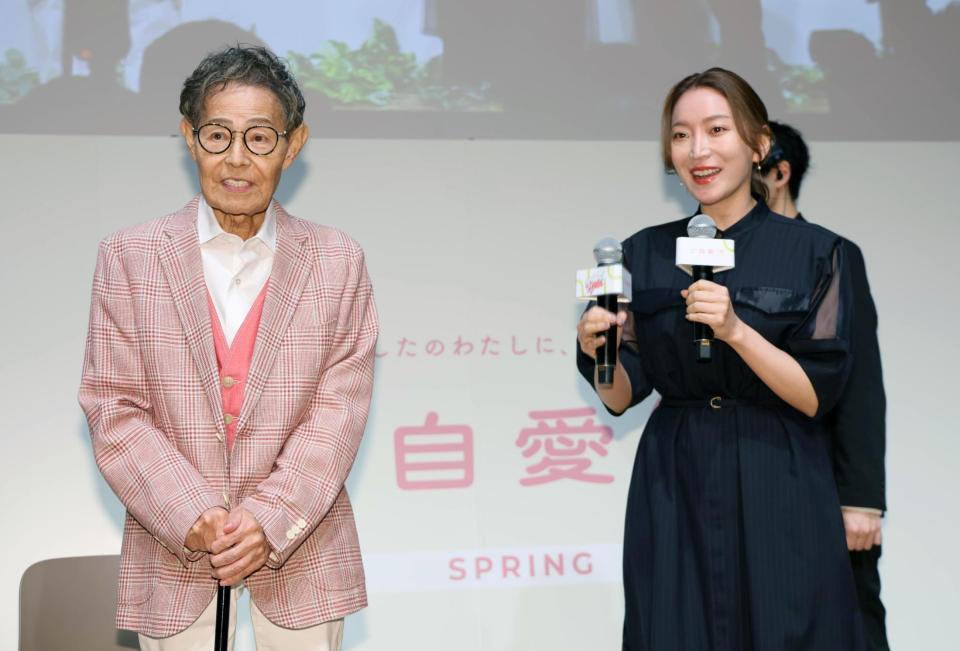 イベントに登場した加藤茶（左）と綾菜夫妻（撮影・棚橋慶太）