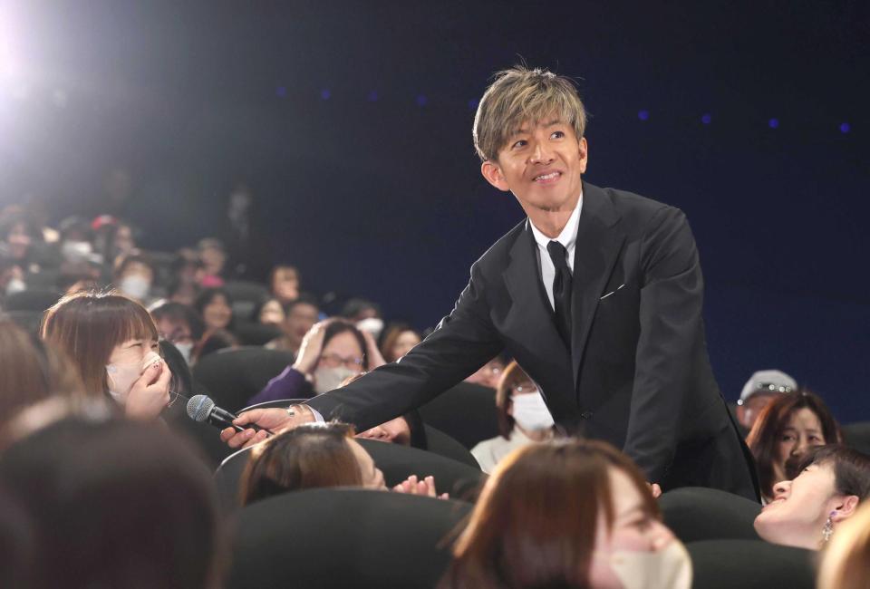 　観客にマイクを向ける木村拓哉（撮影・金田祐二）