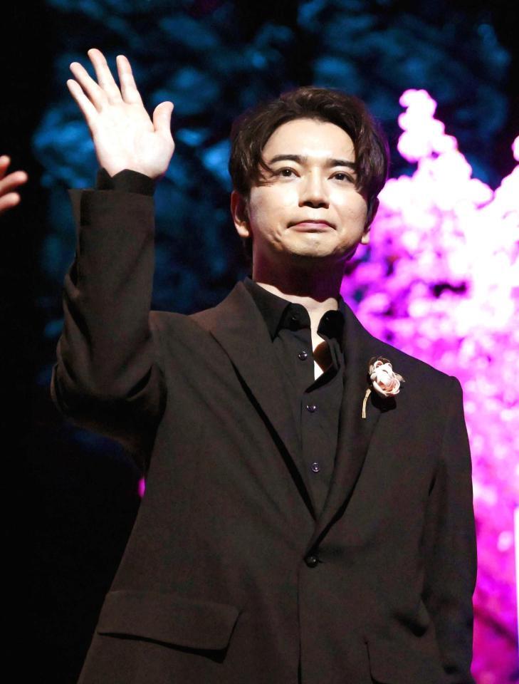 　観客に手を振る松本潤（撮影・開出牧）