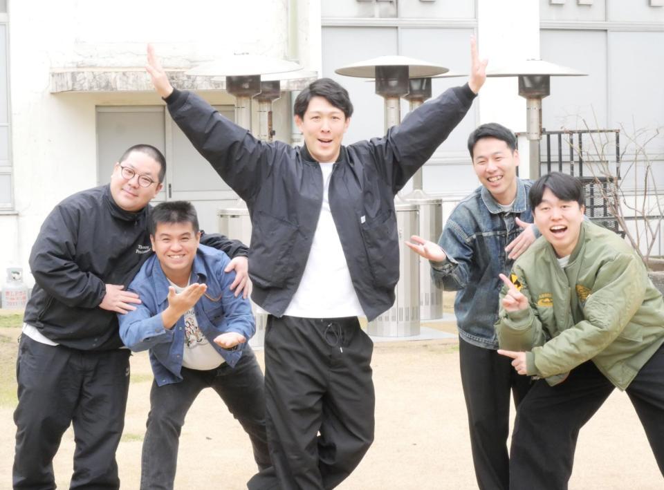 ノリノリでポーズを決める（左から）和田まんじゅう、アタック西本、青山フォール勝ち、岸健之助、かみちぃ