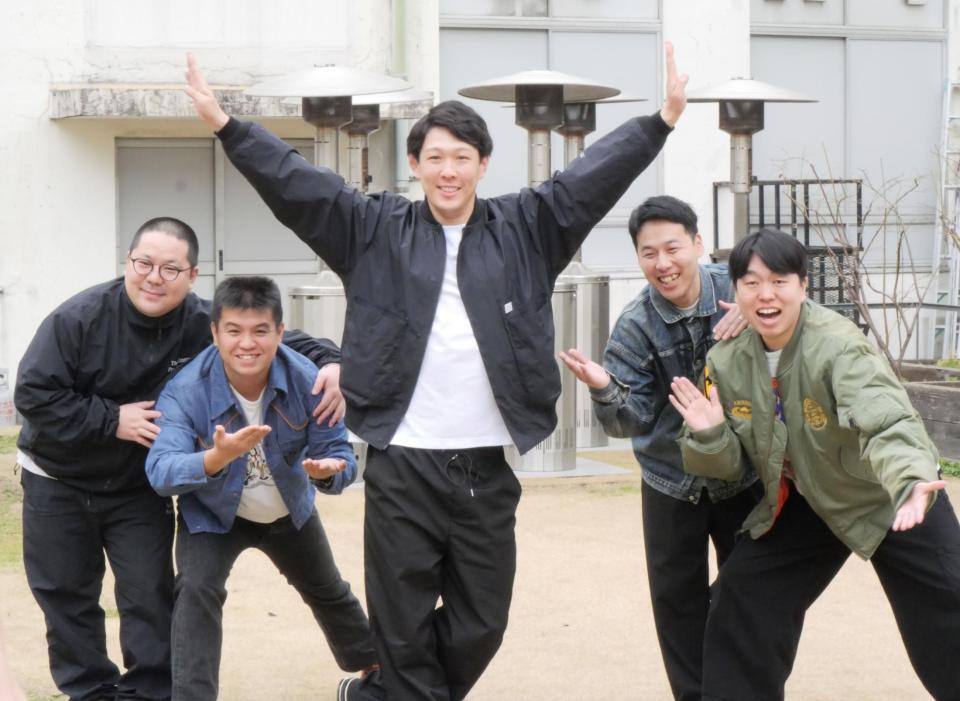 ノリノリでポーズを決める（左から）和田まんじゅう、アタック西本、青山フォール勝ち、岸健之助、かみちぃ