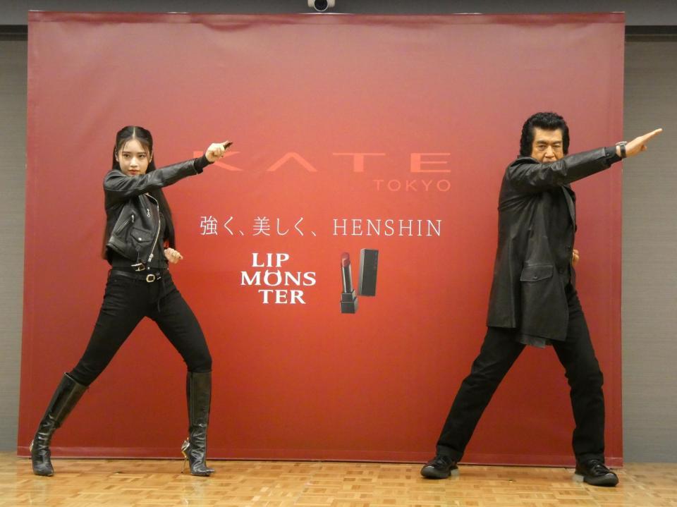 親子２人で変身する天翔天音（左）と藤岡弘、