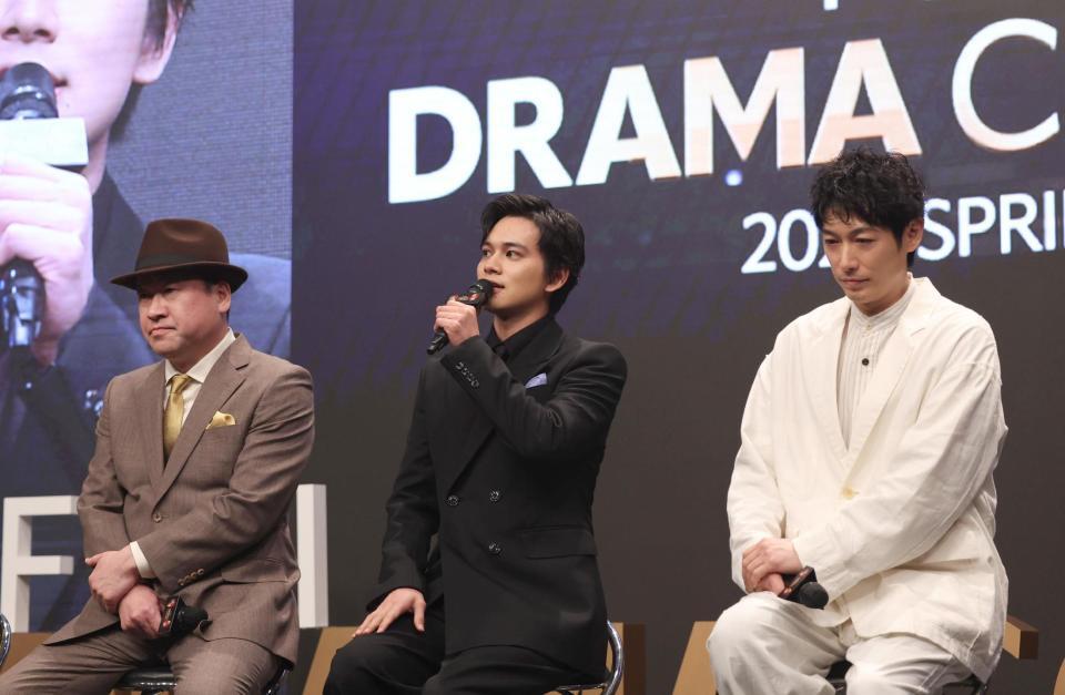 発表会に登場した（左から）佐藤二朗、北村匠海、ディーン・フジオカ（撮影・佐々木彰尚）