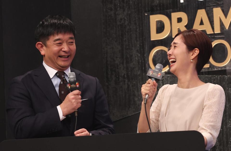 本郷奏多の発言に困る伊藤利尋（左）と山﨑夕貴の両アナウンサー（撮影・佐々木彰尚）