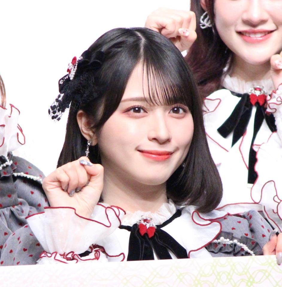 ポーズを決める＝ＬＯＶＥの佐々木舞香