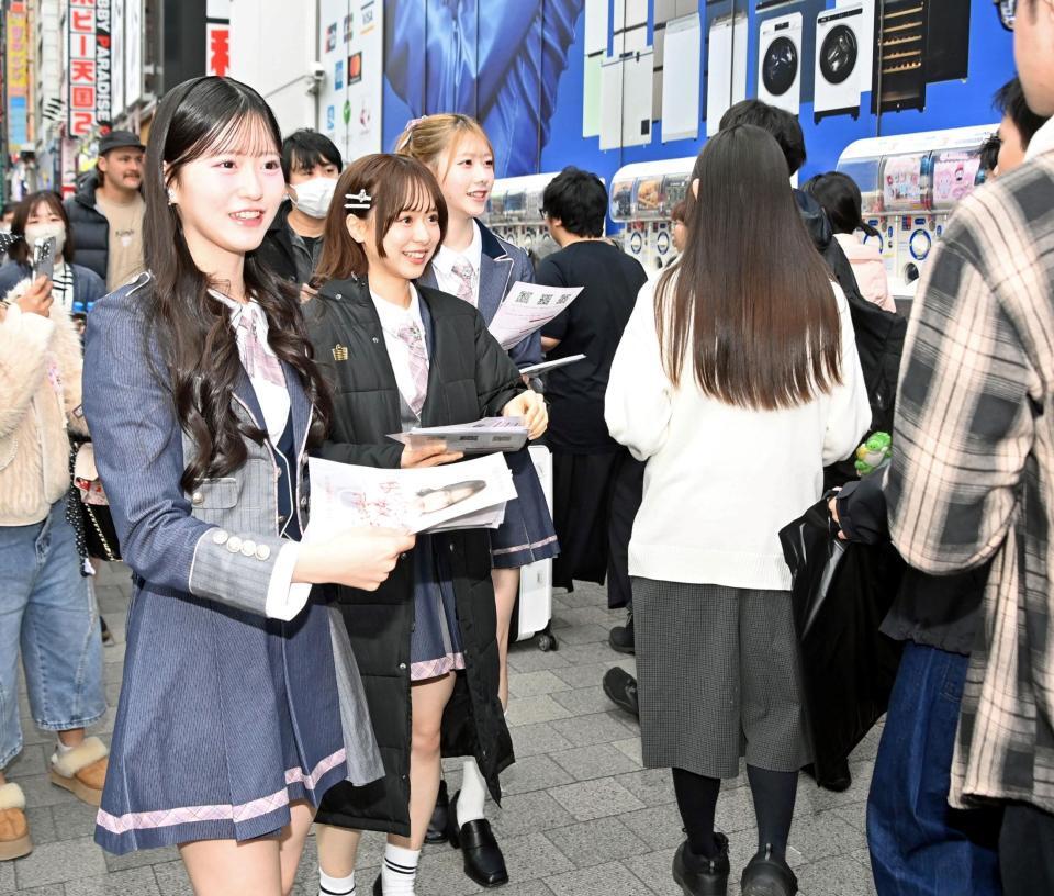 ビラを配る（左から）ＡＫＢ４８・八木愛月、倉野尾成美、千葉恵里＝秋葉原（撮影・持木克友）