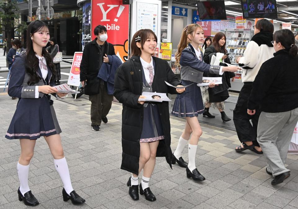 ビラを配る（左から）ＡＫＢ４８・八木愛月、倉野尾成美、千葉恵里＝秋葉原（撮影・持木克友）＝秋葉原（撮影・持木克友）