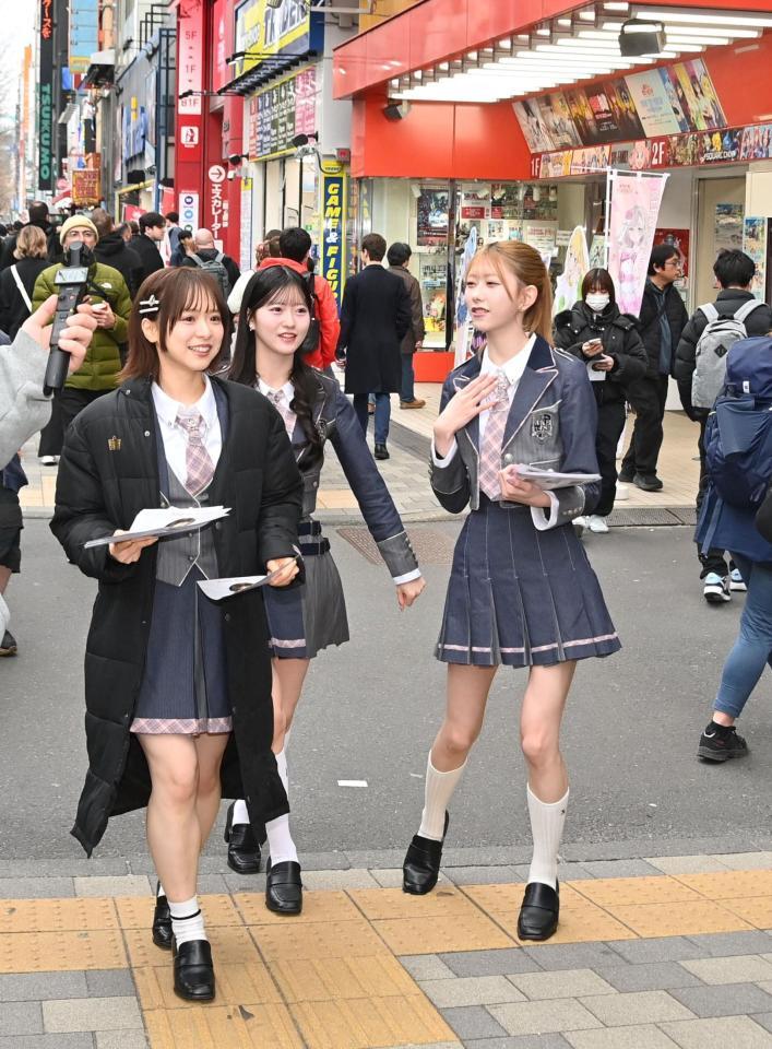 ビラを配る（左から）ＡＫＢ４８・倉野尾成美、八木愛月、千葉恵里＝秋葉原（撮影・持木克友）