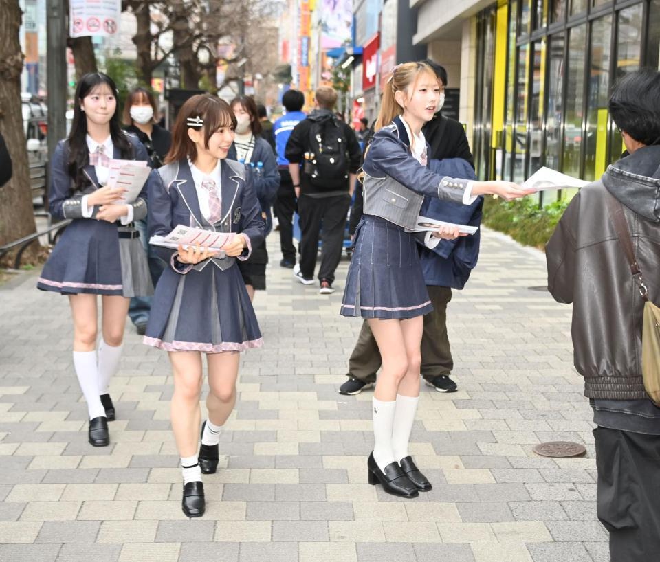 ビラを配る（左から）ＡＫＢ４８・八木愛月。倉野尾成美、八木愛月＝秋葉原（撮影・持木克友）