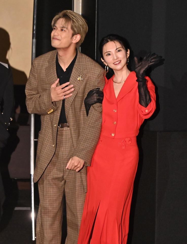 田中麗奈（右）をエスコートする森崎ウィン（撮影・持木克友）