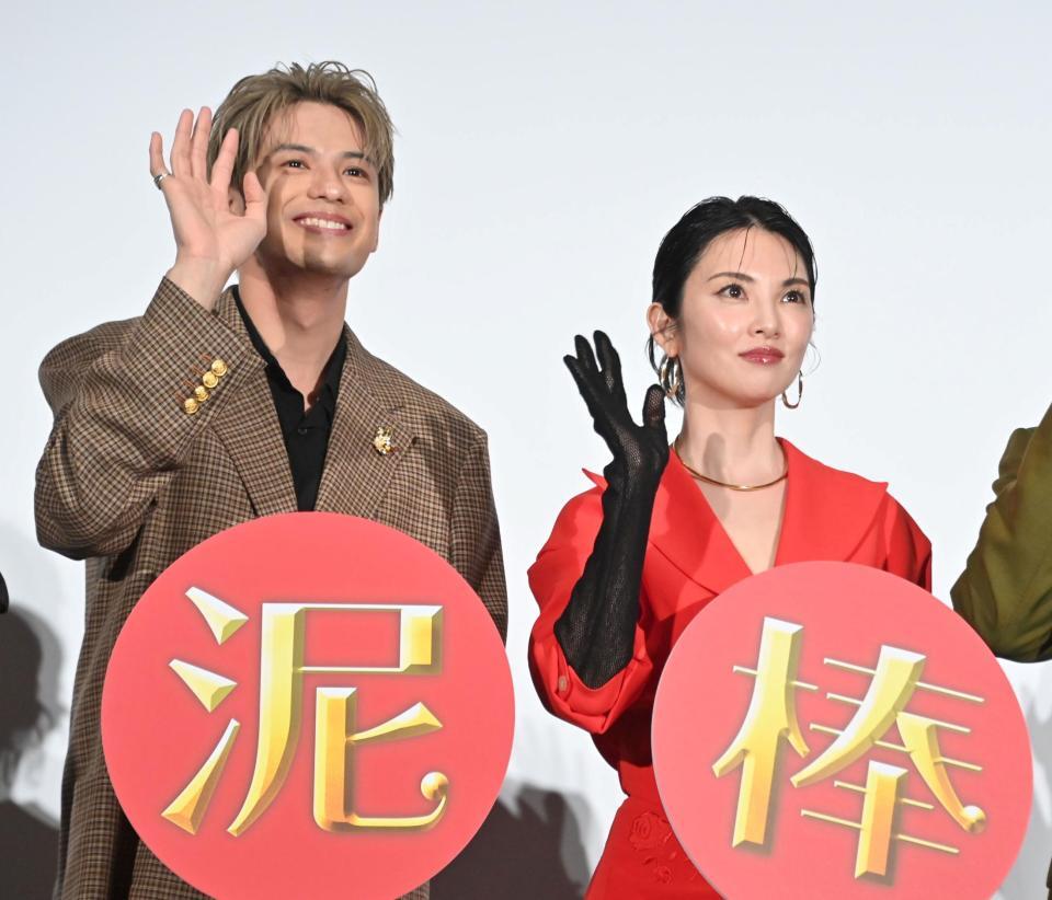 笑顔で手を振る（左から）森崎ウィン、田中麗奈（撮影・持木克友）