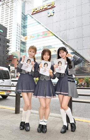 ドンキホーテのビルを背にポーズを決める（左から）ＡＫＢ４８・千葉恵里、倉野尾成美、八木愛月＝秋葉原（撮影・持木克友）