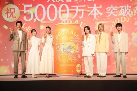 イベントに参加した（左から）鈴木亮平、浜辺美波、綾瀬はるか、Ｍｒｓ．　ＧＲＥＥＮ　ＡＰＰＬＥ（撮影・石井剣太郎）