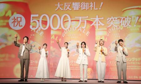 乾杯する（左から）鈴木亮平、浜辺美波、綾瀬はるか、Ｍｒｓ．　ＧＲＥＥＮ　ＡＰＰＬＥ（撮影・石井剣太郎）