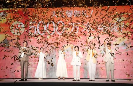 乾杯する（左から）鈴木亮平、浜辺美波、綾瀬はるか、Ｍｒｓ．　ＧＲＥＥＮ　ＡＰＰＬＥの大森元貴、藤澤涼架、若井滉斗（撮影・石井剣太郎）