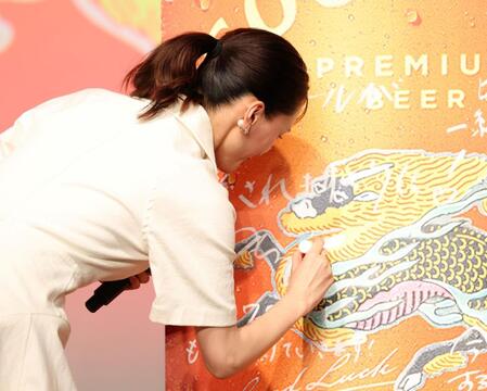 パネルにサインを入れる綾瀬はるか（撮影・石井剣太郎）