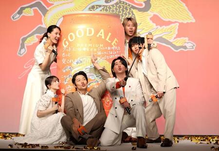 自撮りする（左から）綾瀬はるか、浜辺美波、鈴木亮平、Ｍｒｓ．　ＧＲＥＥＮ　ＡＰＰＬＥの大森元貴、若井滉斗、藤澤涼架（撮影・石井剣太郎）