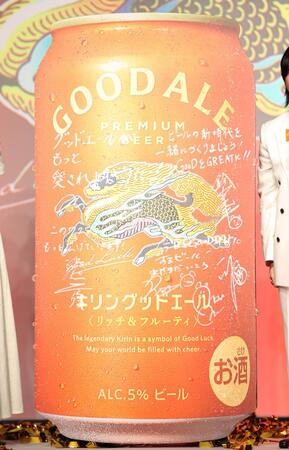 登壇者がサインを入れたパネル（撮影・石井剣太郎）