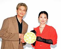 黄金のたこ焼き器を手にする森崎ウィン（左）と田中麗奈（撮影・持木克友）