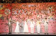 乾杯する（左から）鈴木亮平、浜辺美波、綾瀬はるか、Ｍｒｓ．　ＧＲＥＥＮ　ＡＰＰＬＥの大森元貴、藤澤涼架、若井滉斗（撮影・石井剣太郎）