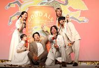 自撮りする（左から）綾瀬はるか、浜辺美波、鈴木亮平、Ｍｒｓ．　ＧＲＥＥＮ　ＡＰＰＬＥの大森元貴、若井滉斗、藤澤涼架（撮影・石井剣太郎）